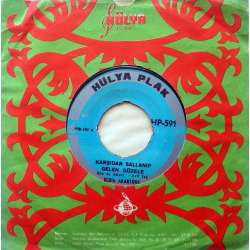 BEDİA AKARTÜRK KARŞIDAN SALLANIP GELEN GÜZELE  GEL BANA GÜLE GÜLE