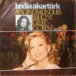 BEDİA AKARTÜRK AYAĞINDA KUNDURA  BAHÇEYE GEL Kİ GÖREM