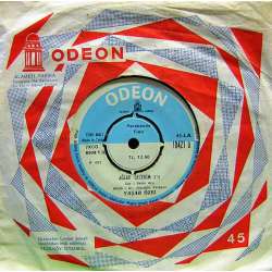 YAŞAR ÖZEL AĞLAR GEZERİM SAHİLİ  BU KADAR YÜREKTEN ÇAĞIRMA BENİ